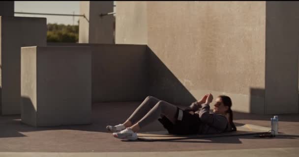 손으로 적임자 새벽에 옥상에서 열심히 일하는 위에서 아삭아삭 거리는 모습을 — 비디오