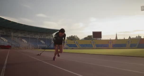 스포츠 선수가 단거리 훈련중무거운 역기를 가지고 트랙을 달리는 실시간 — 비디오
