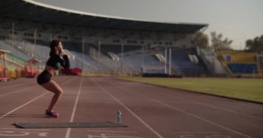 Stadyumdaki işlevsel eğitim sırasında halter omuz presi yapan aktif giyimli güçlü genç bir sporcunun el kamerası görüntüsü.
