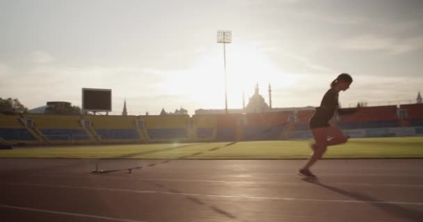 短跑训练中穿着运动服 重量级跑的年轻女运动员的实时跟踪射击 — 图库视频影像