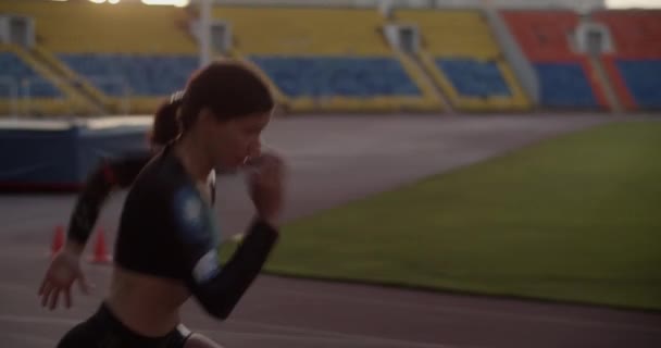Widok Boku Śledzenie Strzał Atletyczna Kobieta Biegacz Odzieży Sportowej Działa — Wideo stockowe