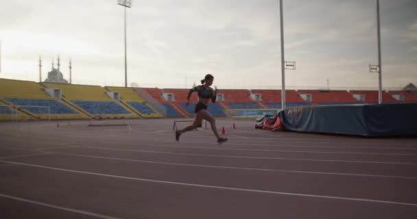 Бічний Погляд Відстежувати Знімок Молодої Жінки Спринтер Працює Швидко Треку — стокове відео