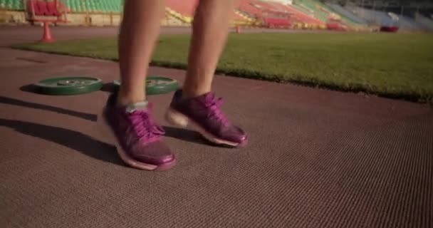 Real Time Handheld Shot Van Gewas Vrouwelijke Benen Sneakers Springen — Stockvideo