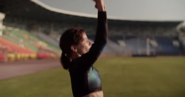 Widok Boku Uchwyt Młody Potężny Sprinter Kobieta Odzieży Sportowej Podnosząc — Wideo stockowe
