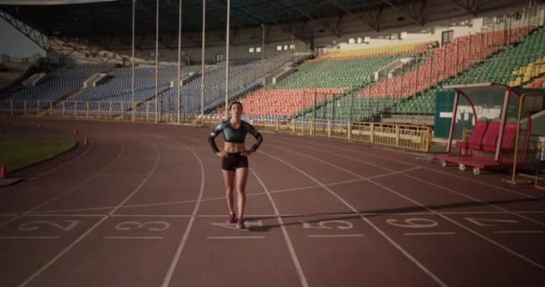 Real Time Tracking Shot Van Jonge Vrouwelijke Sprinter Sportieve Outfit — Stockvideo
