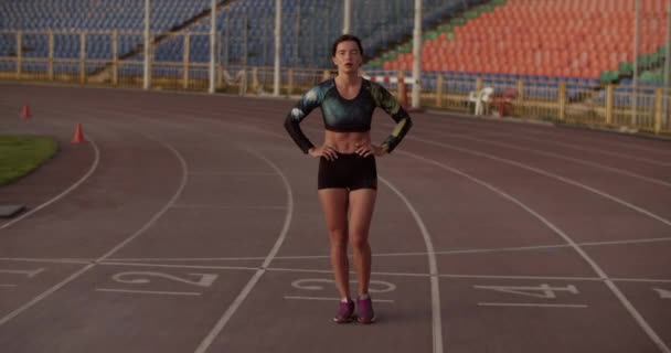 Helkroppsspårning Skott Unga Utmattade Kvinnliga Sprinter Bär Sportkläder Promenader Banan — Stockvideo