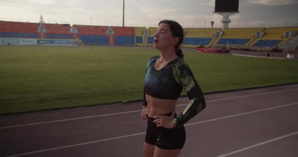 Real Time Tracking Shot Van Jonge Vermoeide Atletische Vrouwelijke Sprinter — Stockvideo