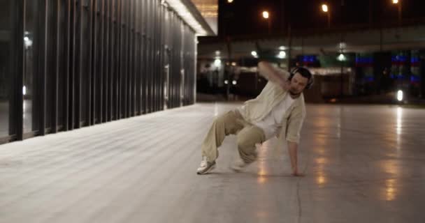 Kulaklıklı Havalı Modern Bir Erkek Gece Şehrinde Break Dans Gösterisi — Stok video