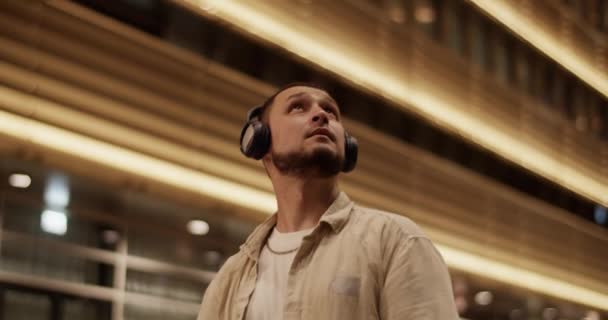 Echtzeit Aufnahme Eines Modernen Millennial Mannes Mit Kopfhörern Der Musik — Stockvideo