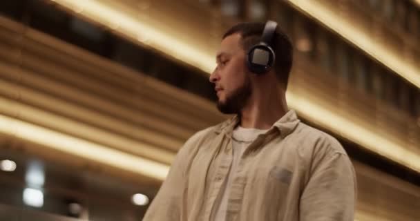 Echtzeit Aufnahme Eines Modernen Millennial Mannes Mit Kopfhörern Der Musik — Stockvideo
