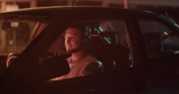 Zoom Tempo Real Jovem Homem Caucasiano Barbudo Sentado Dentro Automóvel — Vídeo de Stock