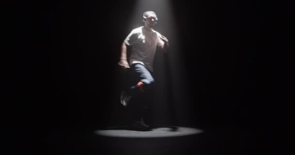 Full Kropp Realtid Ung Energisk Manlig Dansare Dansar Mörker Upplyst — Stockvideo