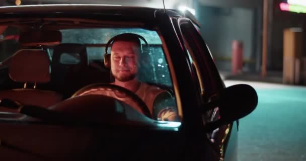 Pan Czasie Rzeczywistym Młody Człowiek Siedzi Samochodzie Zaparkowany Nocy Miasta — Wideo stockowe