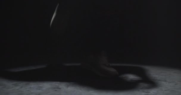 在黑暗工作室里穿着运动鞋跳当代霹雳的无名自由式舞蹈演员的手拍 — 图库视频影像