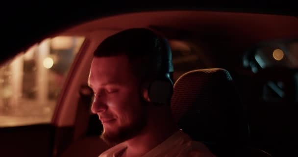 Zoom Tempo Real Homem Caucasiano Barbudo Sentado Carro Noite Perto — Vídeo de Stock