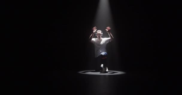 Zoom Real Time Jonge Energieke Kaukasische Mannelijke Danser Die Naar — Stockvideo