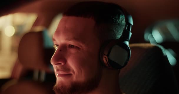 Повільний Рух Молодого Хлопця Навушниках Сидячи Водійському Сидінні Всередині Автомобіля — стокове відео