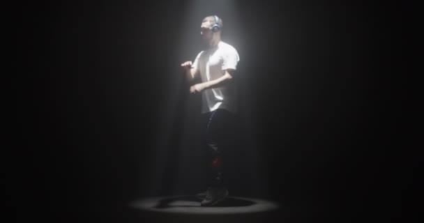 Widok Boku Mężczyzna Hip Hop Tancerz Słuchawki Ruchome Ramiona Podczas — Wideo stockowe