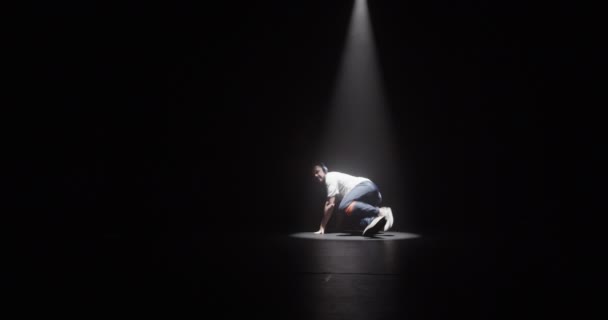 Zoom Tempo Real Jovens Dançarino Masculino Caucasiano Energético Ouvindo Música — Vídeo de Stock