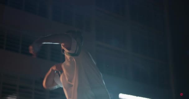 Niederwinkelaufnahme Eines Jungen Bärtigen Kaukasischen Tänzers Der Über Kopfhörer Musik — Stockvideo