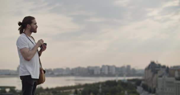 Yandan Çekilmiş Genç Sakallı Düşünceli Erkek Turistin Çene Dokunuşunu Şehir — Stok video