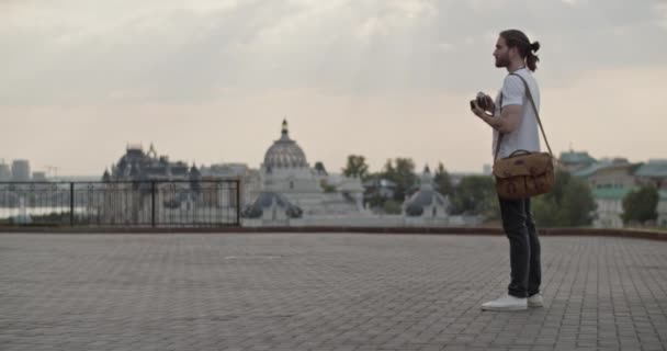 Üzerinde Kahverengi Çanta Olan Bulutlu Gökyüzüne Karşı Film Kamerasıyla Şehir — Stok video