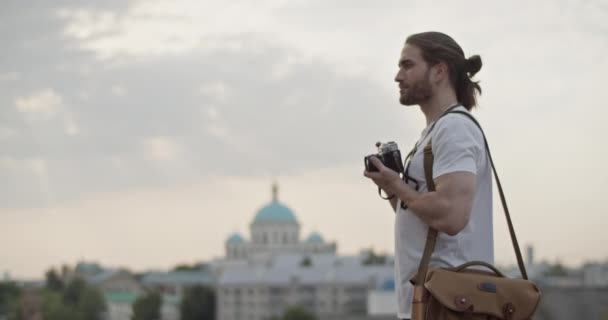 Boční Pohled Ruční Záběr Mladého Mužského Turisty Fotografování Města Vintage — Stock video