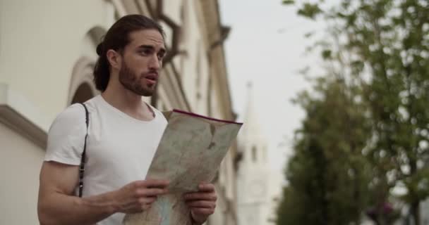 Düşük Açılı Kameralı Sakallı Erkek Turistin Yaz Gezisi Sırasında Şehir — Stok video
