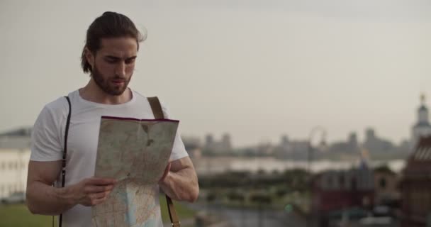 Genç Sakallı Erkek Gezginin Gerçek Zamanlı Fotoğrafı Haritayı Incelerken Etrafa — Stok video