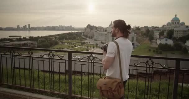 Zoom Echtzeit Von Jungen Langhaarigen Männlichen Touristen Mit Tasche Auf — Stockvideo
