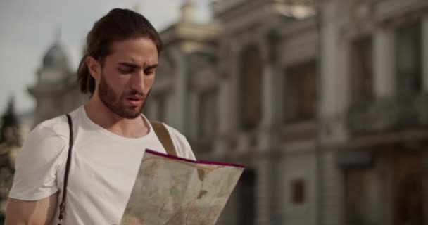 Captura Mano Tiempo Real Joven Turista Masculino Enfocado Parado Calle — Vídeo de stock