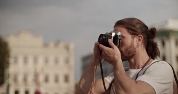 Reálném Čase Ruční Záběr Spokojený Mladý Vousatý Muž Cestovatel Fotografování — Stock video
