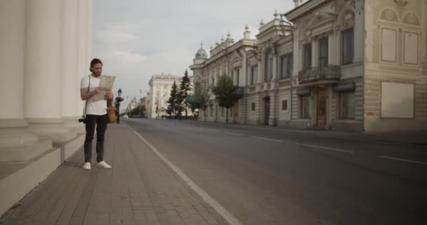 Çantalı Omuzlarında Fotoğraf Makinesi Olan Genç Bir Turistin Haritaya Bakarken — Stok video
