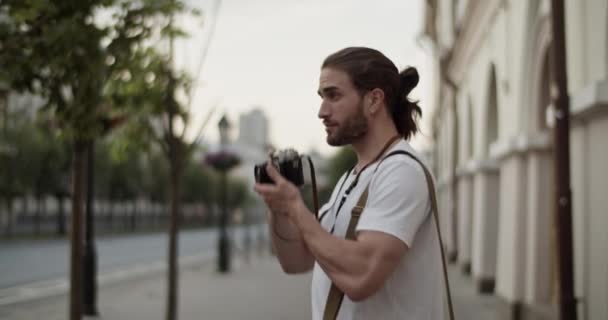 Boční Pohled Ruční Záběr Mladých Pozitivních Vousatý Muž Fotograf Stojící — Stock video