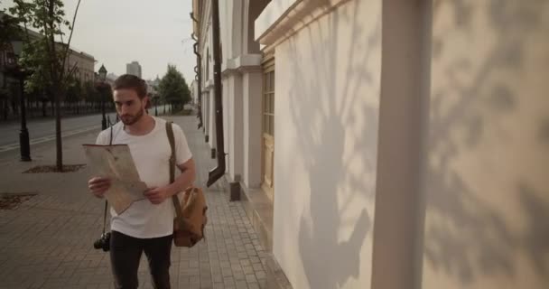 Plan Suivi Temps Réel Jeunes Touristes Hommes Barbus Avec Appareil — Video