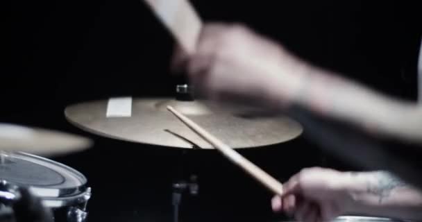 Seitenansicht Eines Anonymen Männlichen Schlagzeugers Weißem Top Mit Drumstick Während — Stockvideo
