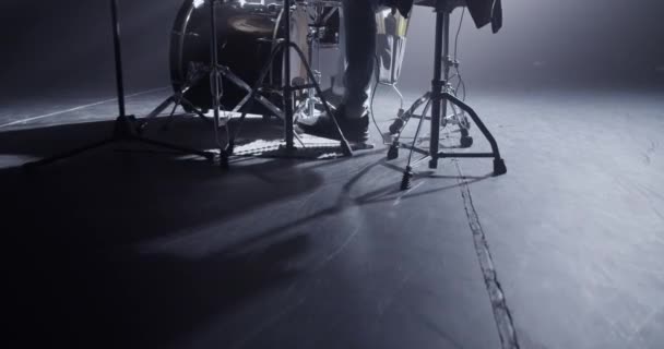 Обрізати Невпізнаваний Чоловічий Барабанщик Штовхаючи Педалі Барабана Під Час Виконання — стокове відео
