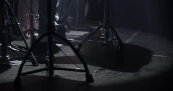 Rückansicht Der Ernte Unkenntlich Männlicher Schlagzeuger Tritt Die Pedale Während — Stockvideo