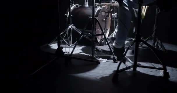 Rock Konserinde Sahnede Davul Çalarken Tanınmayan Erkek Davulcunun Arka Planda — Stok video