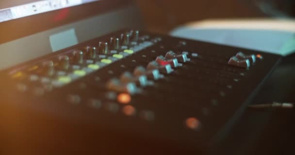 Çağdaş Kayıt Stüdyosundaki Ses Mikseri Üzerindeki Çeşitli Düğmeler Kontrolörlerden — Stok video