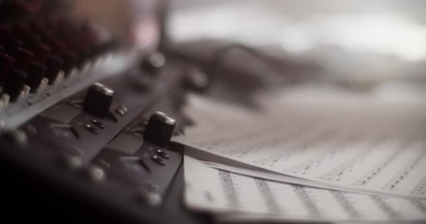 Detailní Záběr Nerozpoznatelného Hudebního Skladatele Zapojujícího Kabel Nástroje Kytarového Zesilovače — Stock video
