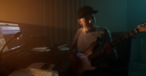 Musicien Masculin Avec Tatouage Jouant Rock Roll Guitare Électrique Dans — Video