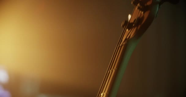 Naklonit Dolů Záběr Basové Kytary Tmavé Místnosti Nahrávacího Studia — Stock video