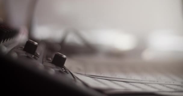 Detailní Záběr Nerozpoznatelného Hudebního Skladatele Zapojujícího Kabel Nástroje Kytarového Zesilovače — Stock video