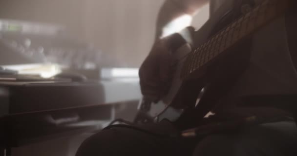 Cultiver Producteur Sonore Méconnaissable Jouer Guitare Basse Tout Composant Musique — Video