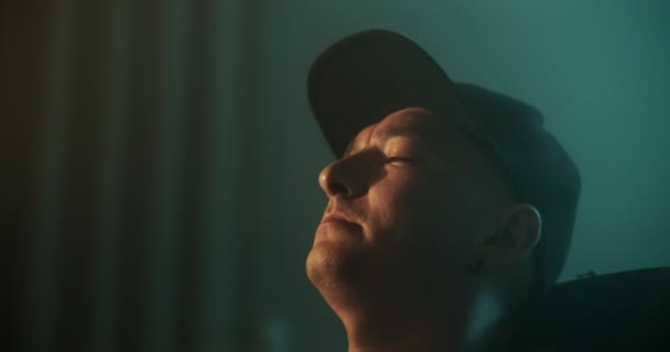 Mužský Kytarista Relaxuje Zavřenýma Očima Vytváří Hudbu Elektrickou Kytaru Při — Stock video