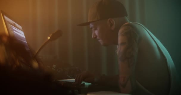 Erkek Müzisyenin Melodiyi Dinlerken Yan Görüntüsü Kayıt Stüdyosunda Kaydırma Çubukları — Stok video