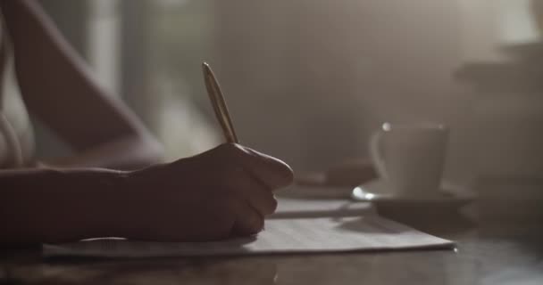 Widok Boku Pochylenie Się Skoncentrowany Młody Muzyk Pisanie Nut Notatniku — Wideo stockowe