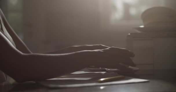 Kahve Molası Sırasında Masada Oturan Kahve Molası Sırasında Sıcak Içecek — Stok video