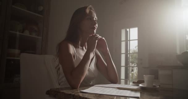 Toma Mano Tiempo Real Compositora Feliz Con Vestido Seda Sentada — Vídeos de Stock